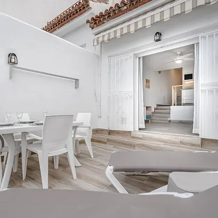 Fully Refurbished Holiday With Terrace Lägenhet